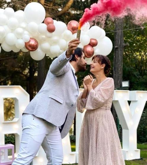 Oyuncu Özge Özder bebeğinin cinsiyetini açıkladı
