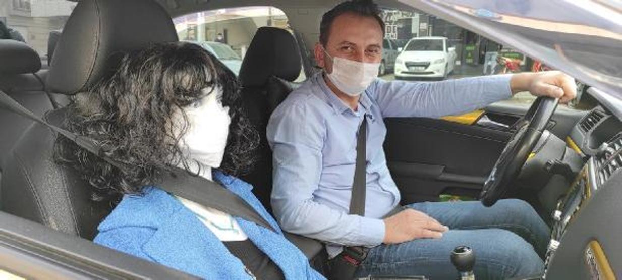 Taksiciden cansız mankenle koronavirüs önlemi