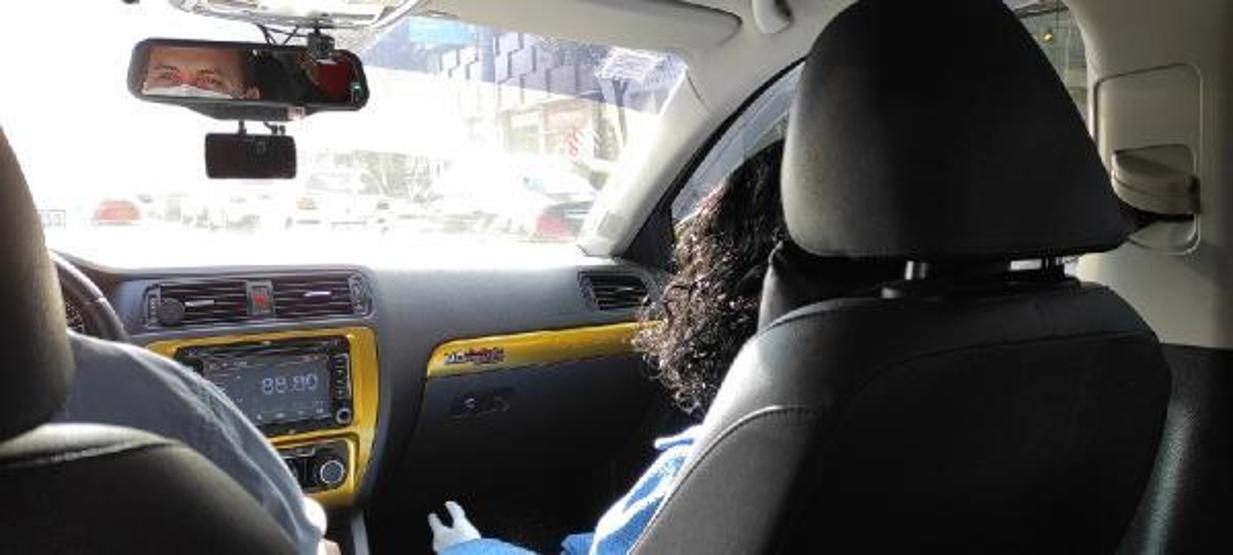 Taksiciden cansız mankenle koronavirüs önlemi
