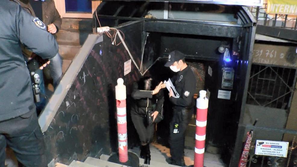 Eğlence mekanına koronavirüs baskını: Kaçan 2 kişi merdivenden düşerek yaralandı