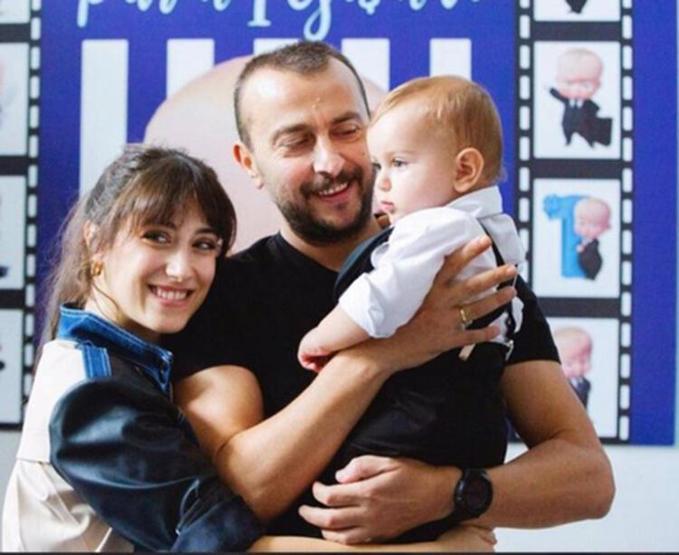 Hazal Kaya-Ali Atayın oğulları Fikret Ali bir yaşında
