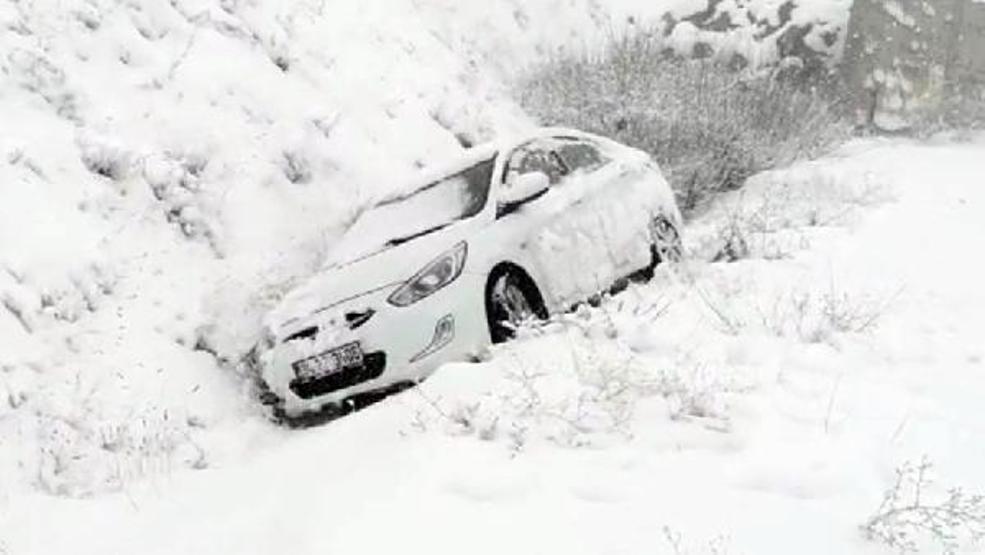 Tuncelide kar yağışı nedeniyle 25 köy yolu ulaşıma kapandı