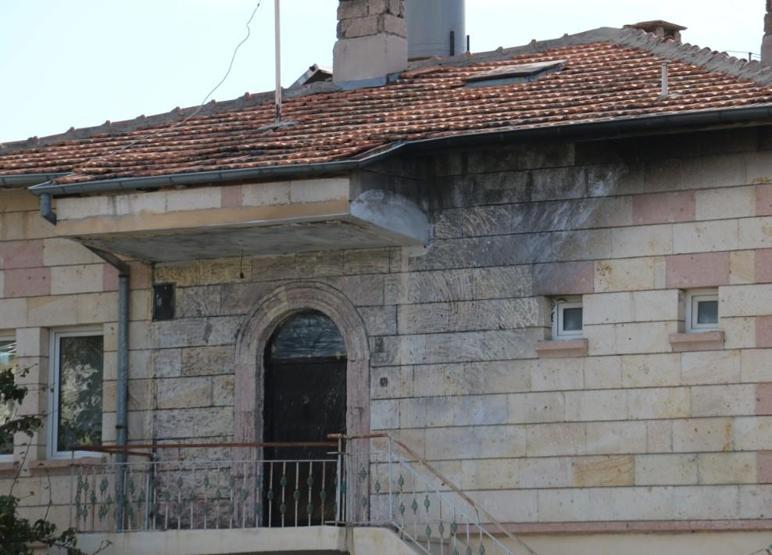 Ayrılmak isteyen eşinin evinin önüne bomba düzeneği kurdu