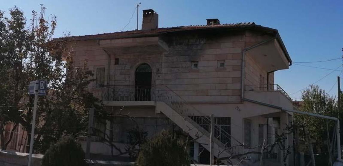 Ayrılmak isteyen eşinin kapısına bomba düzeneği kurdu