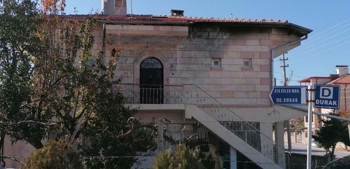 Ayrılmak isteyen eşinin kapısına bomba düzeneği kurdu
