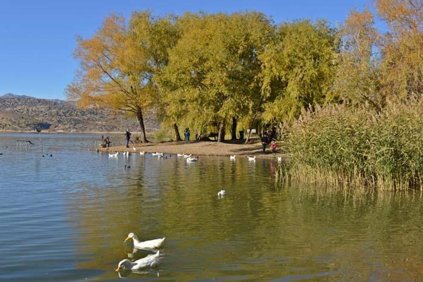 Gölbaşı Gölleri Tabiat Parkında sonbahar güzelliği