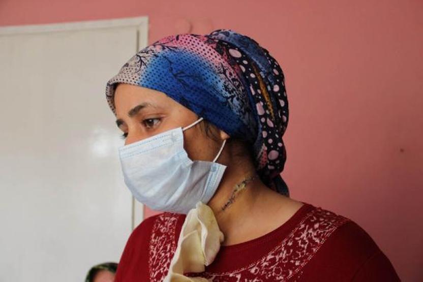 Boşanmak istediği eşi, çocuklarının önünde boğazını kesti