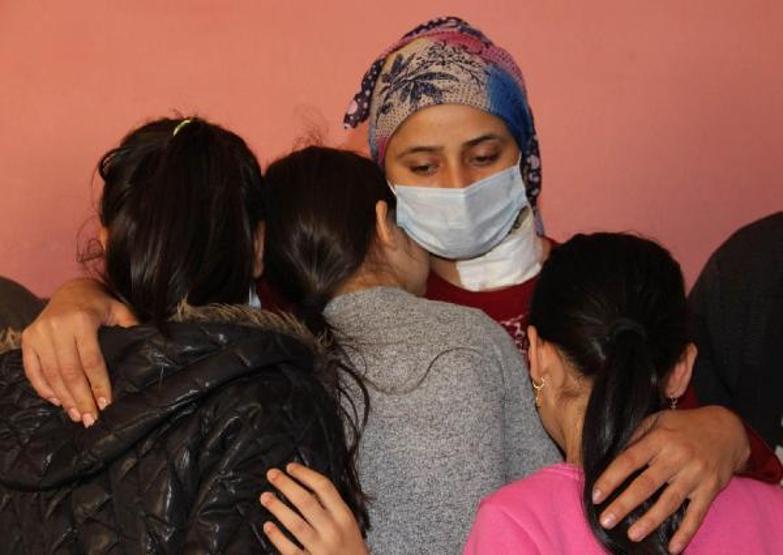 Boşanmak istediği eşi, çocuklarının önünde boğazını kesti