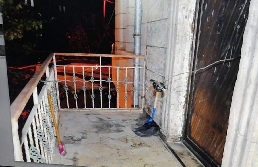 Akılalmaz olay Eşinin kapısına bomba düzeneği kurdu