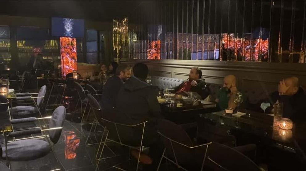 Koronavirüse yine aldırmadılar... Otel terasındaki kafeye baskın