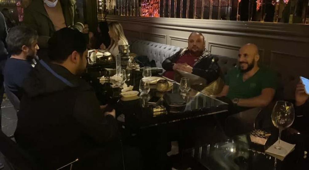 Koronavirüse yine aldırmadılar... Otel terasındaki kafeye baskın
