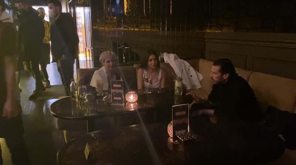 Koronavirüse yine aldırmadılar... Otel terasındaki kafeye baskın