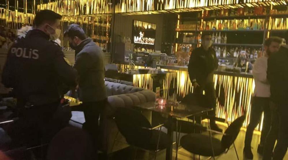Koronavirüse yine aldırmadılar... Otel terasındaki kafeye baskın
