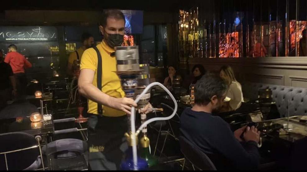 Koronavirüse yine aldırmadılar... Otel terasındaki kafeye baskın