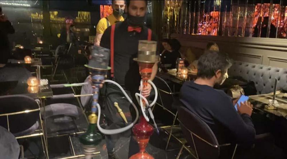 Koronavirüse yine aldırmadılar... Otel terasındaki kafeye baskın