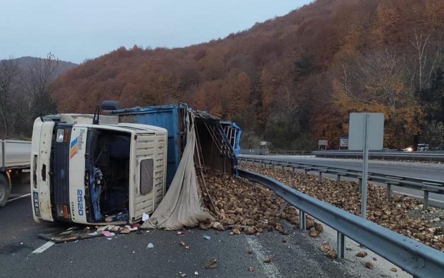 Kamyon devrildi, 20 ton pancar yola saçıldı