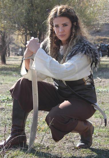 Esra Sönmezer attan düştü