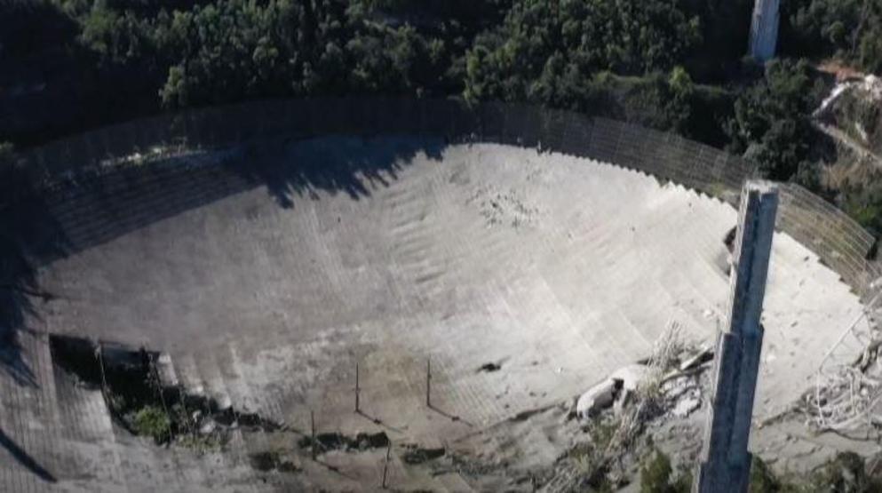 Porto Riko’da ünlü Arecibo teleskobu çöktü