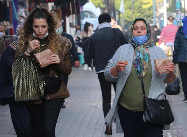 Akılalmaz olay Koronayı 136 kişiye böyle üfürdü