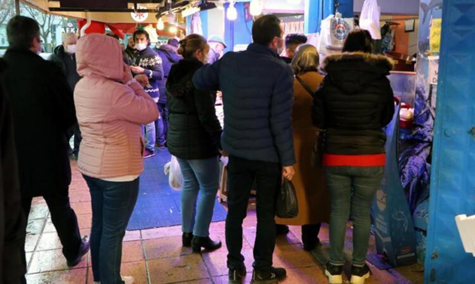 Akılalmaz olay Koronayı 136 kişiye böyle üfürdü