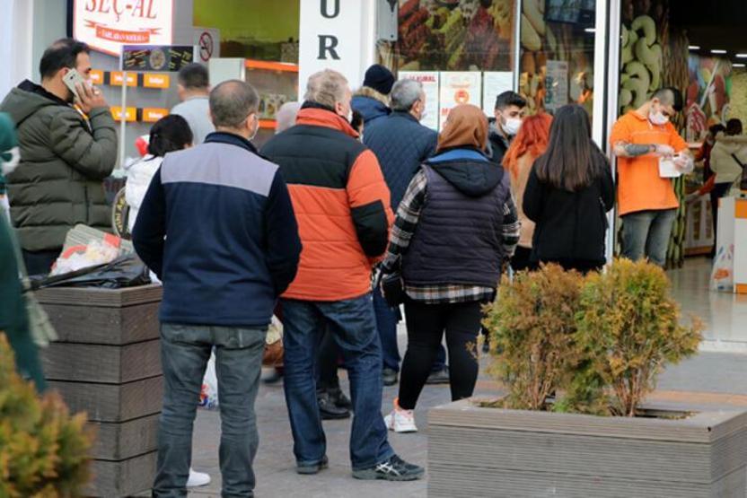Akılalmaz olay Koronayı 136 kişiye böyle üfürdü