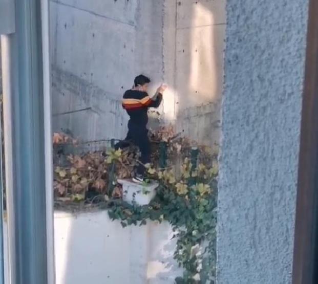 Kısıtlamayı delen çocuklar siren sesini duyunca saklandı