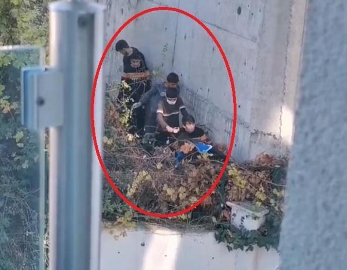 Kısıtlamayı delen çocuklar siren sesini duyunca saklandı