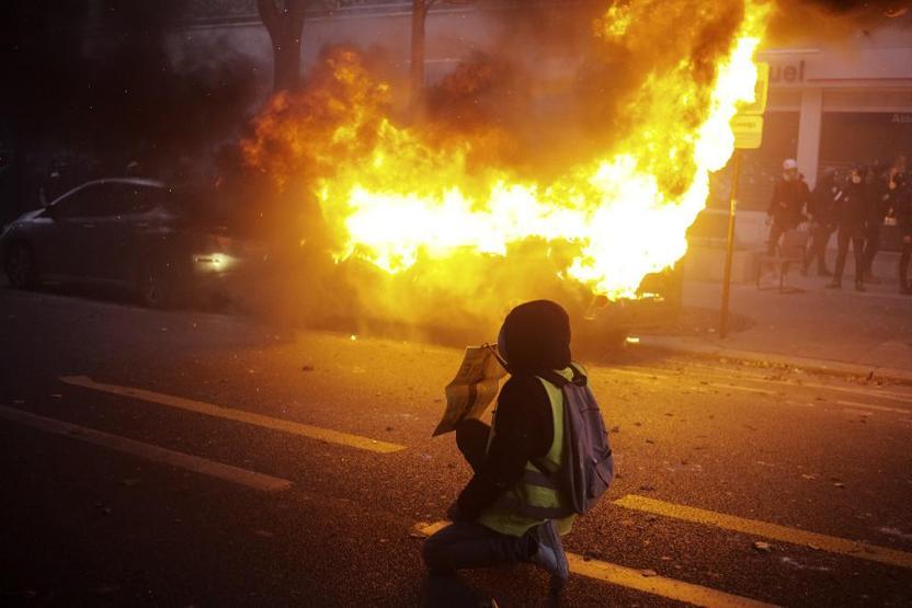 Fransada güvenlik yasası karşıtı protestoda şiddet olayları patlak verdi: 22 gözaltı