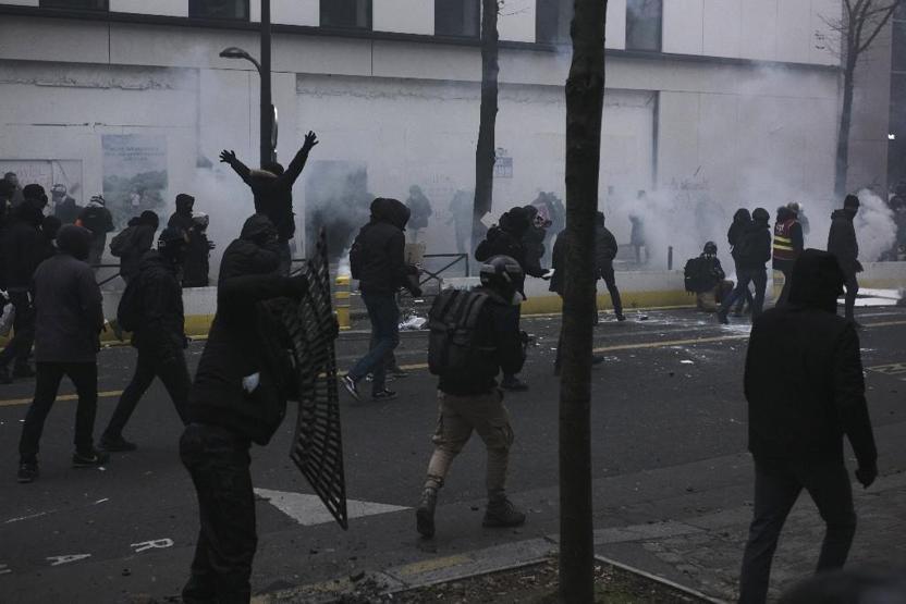 Fransada güvenlik yasası karşıtı protestoda şiddet olayları patlak verdi: 22 gözaltı