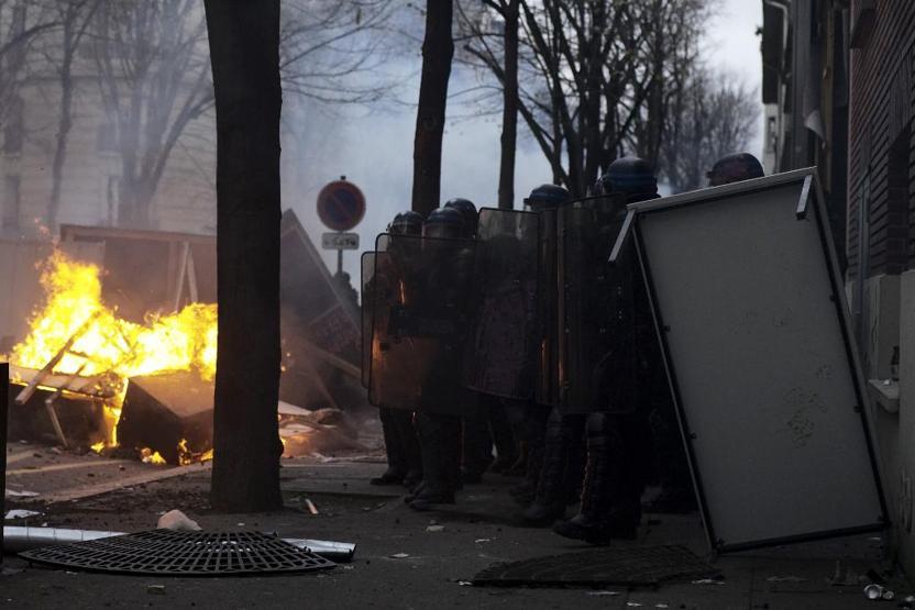 Fransada güvenlik yasası karşıtı protestoda şiddet olayları patlak verdi: 22 gözaltı