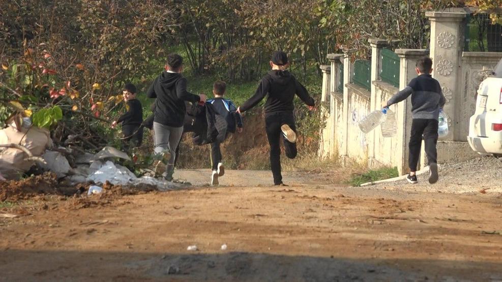 Oyun oynayan çocuklar polisi görünce kaçtı