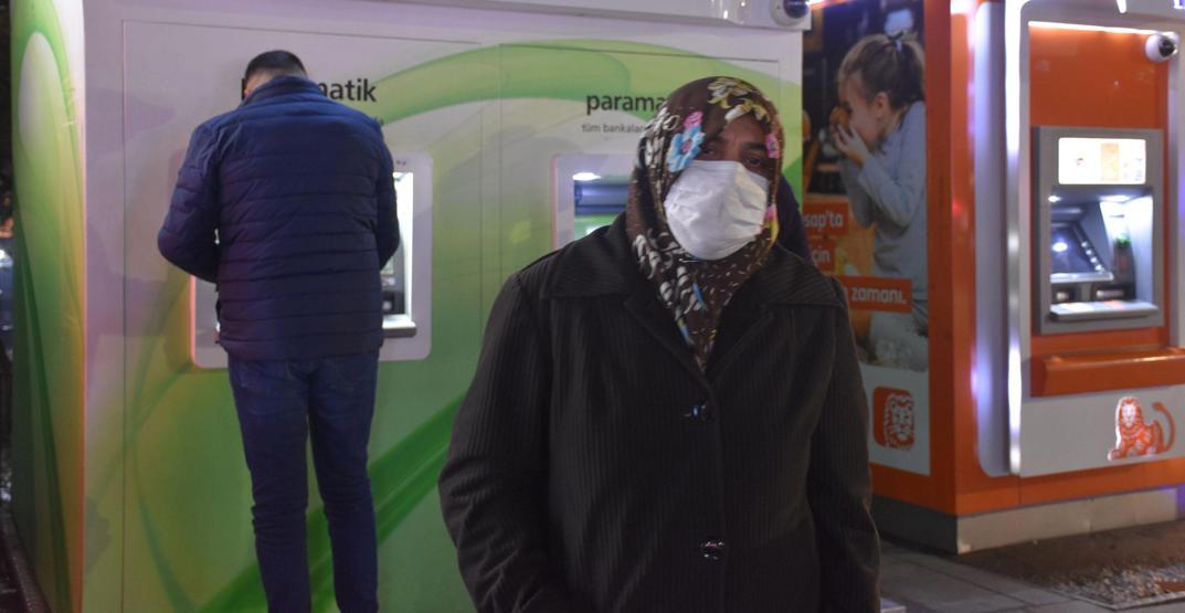 Çektiği parayı ATMde unuttu, polisten yardım istedi