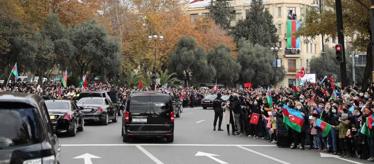 Cumhurbaşkanı Erdoğana Bakü’de sevgi seli