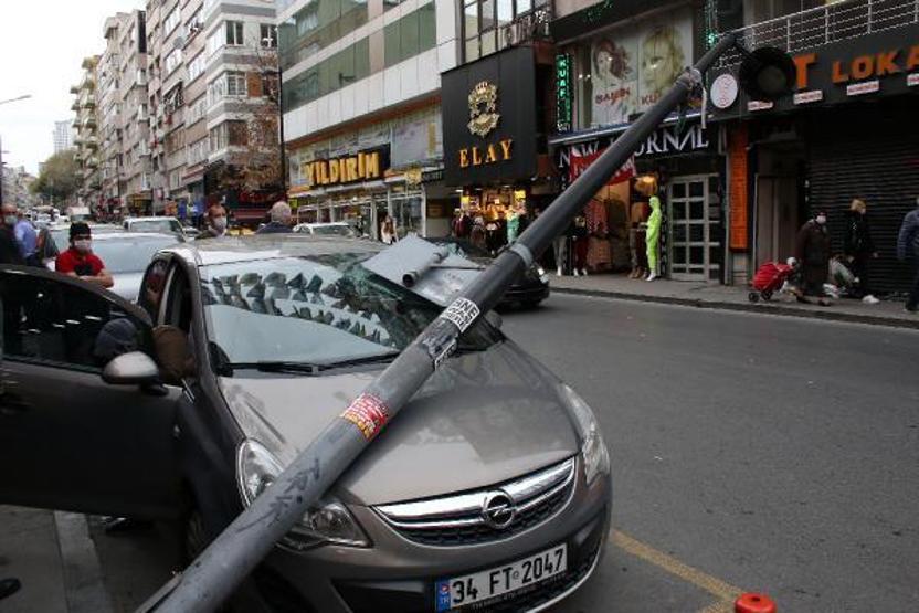 Aydınlatma direği otomobilin üzerine devrildi