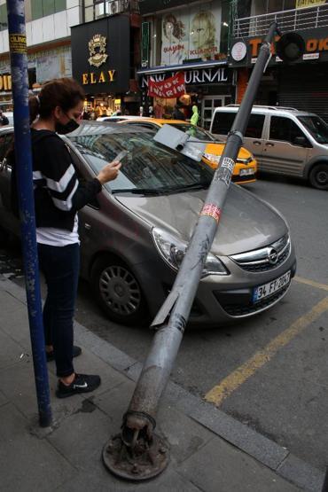Aydınlatma direği otomobilin üzerine devrildi