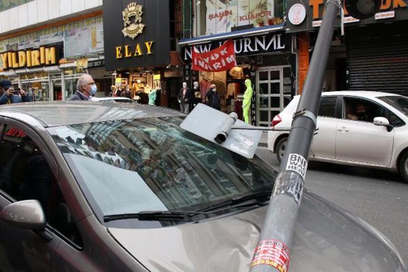 Aydınlatma direği otomobilin üzerine devrildi