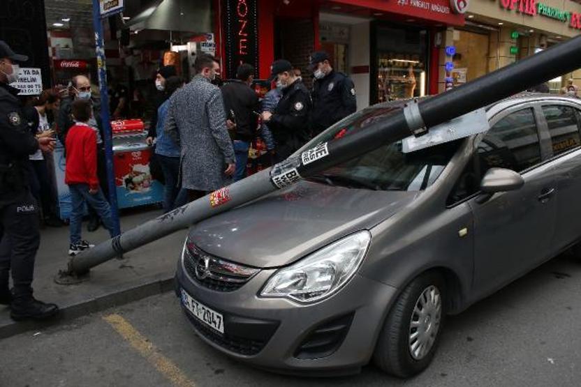 Aydınlatma direği otomobilin üzerine devrildi