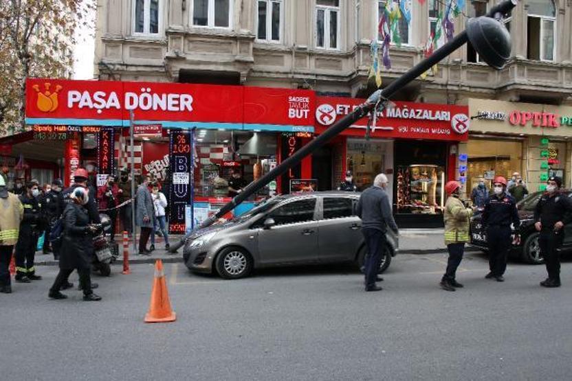Aydınlatma direği otomobilin üzerine devrildi