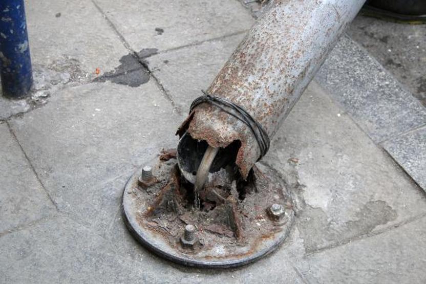 Aydınlatma direği otomobilin üzerine devrildi