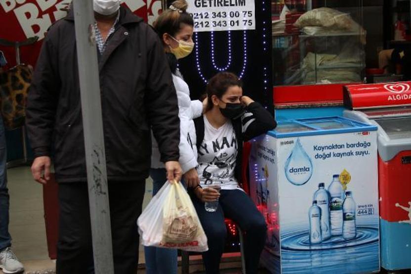 Aydınlatma direği otomobilin üzerine devrildi