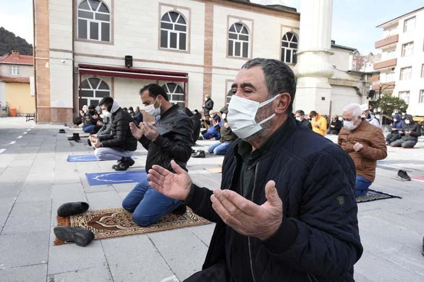 Cuma namazı sonrası yağmur duası edildi