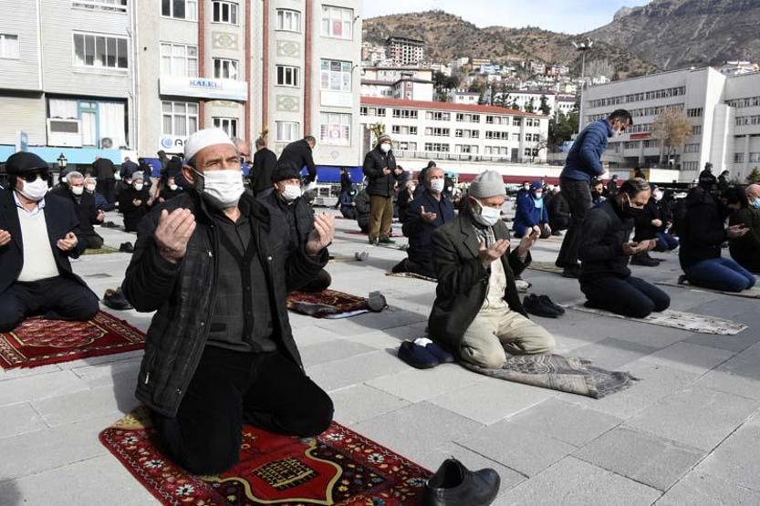 Cuma namazı sonrası yağmur duası edildi