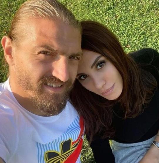 Şükran Ovalı ve Caner Erkinden yatak pozu