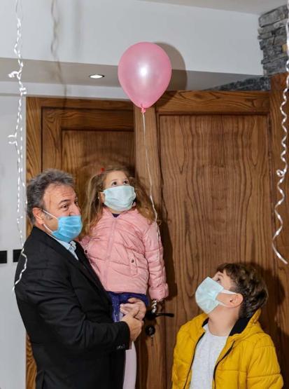 İzmir depreminin sembol ismi Aydaya sürpriz doğum günü kutlaması