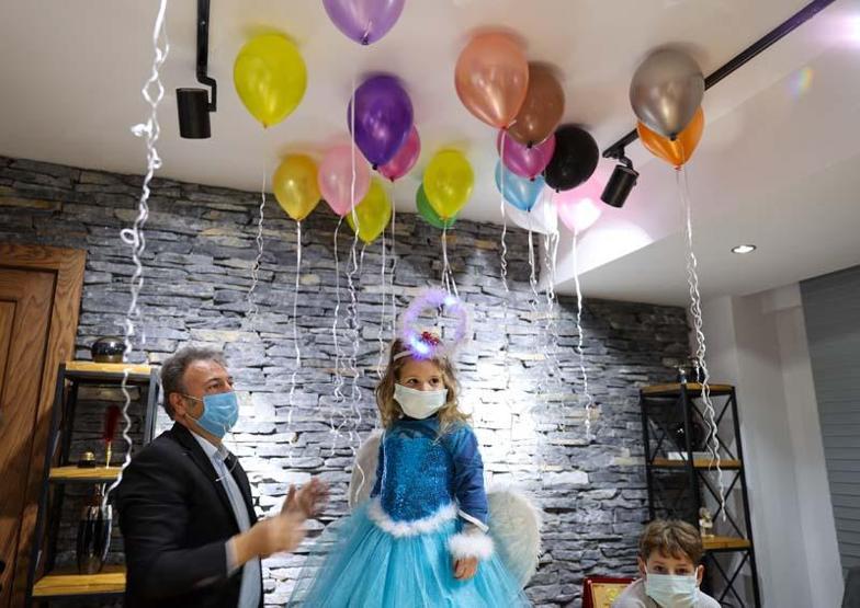 İzmir depreminin sembol ismi Aydaya sürpriz doğum günü kutlaması