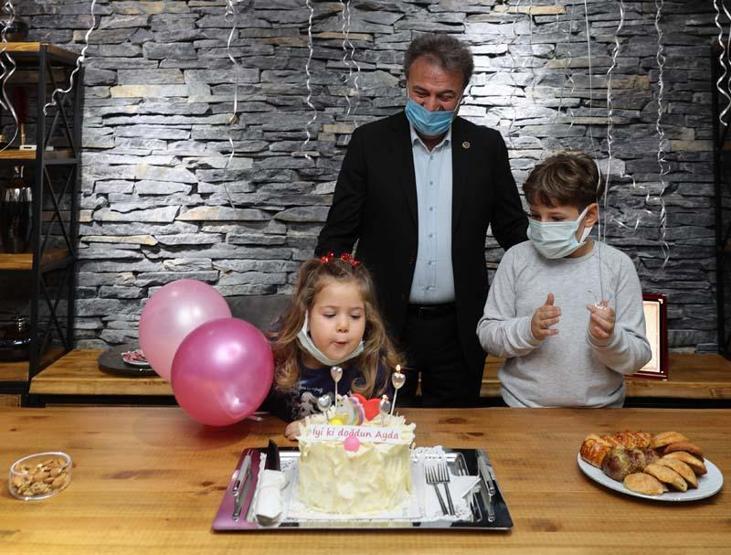 İzmir depreminin sembol ismi Aydaya sürpriz doğum günü kutlaması