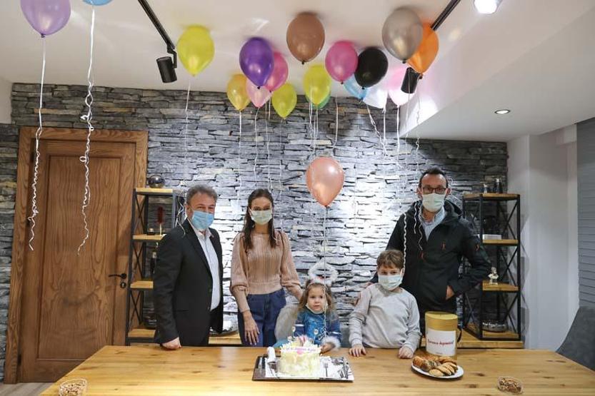 İzmir depreminin sembol ismi Aydaya sürpriz doğum günü kutlaması