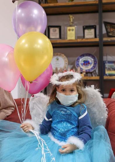 İzmir depreminin sembol ismi Aydaya sürpriz doğum günü kutlaması