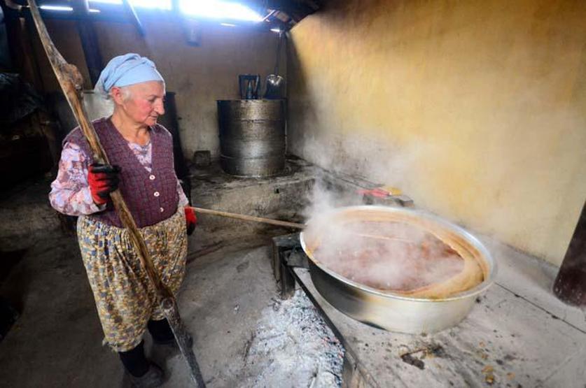 Gece 03.00te başlıyorlar, yapımı çok zahmetli Yıldız Dağları eteklerinden sofralara gelen lezzet