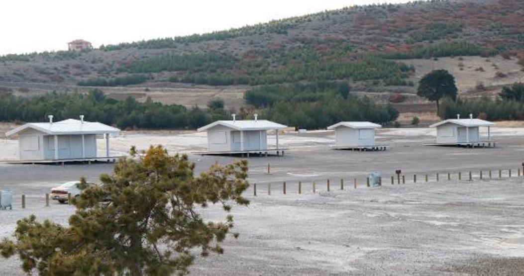 Salda Gölü kıyısına ahşap üniteler yerleştiriliyor
